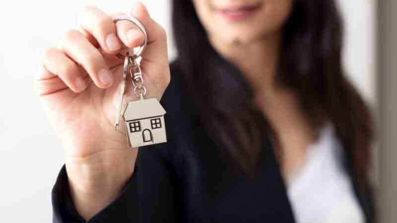 Cliente feliz frente a su casa recién entregada