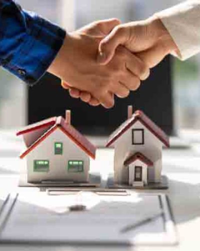 Firma de contrato inmobiliario y entrega de llaves de vivienda