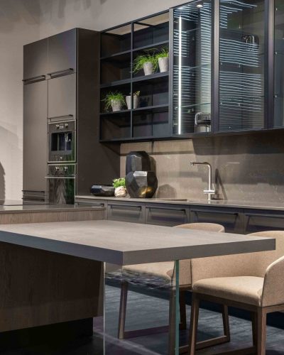 Interior de vivienda con comedor y cocina de concepto abierto